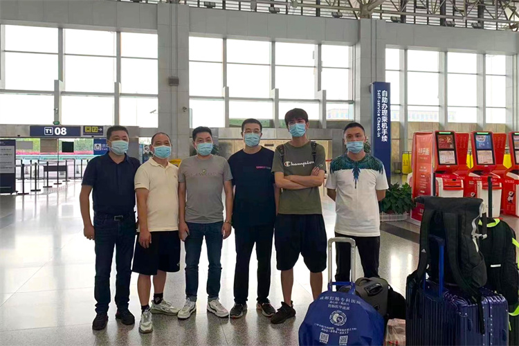 1663218077805146.jpg 機(jī)場合影.jpg